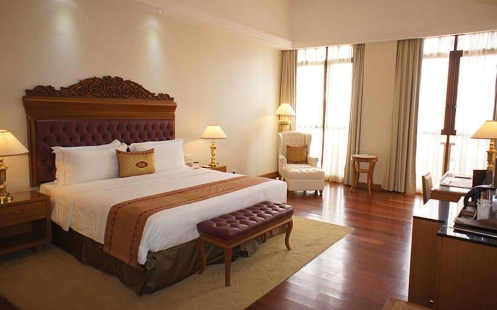 Royale Chulan Kuala Lumpur Hotel Ngoại thất bức ảnh A room at the hotel
