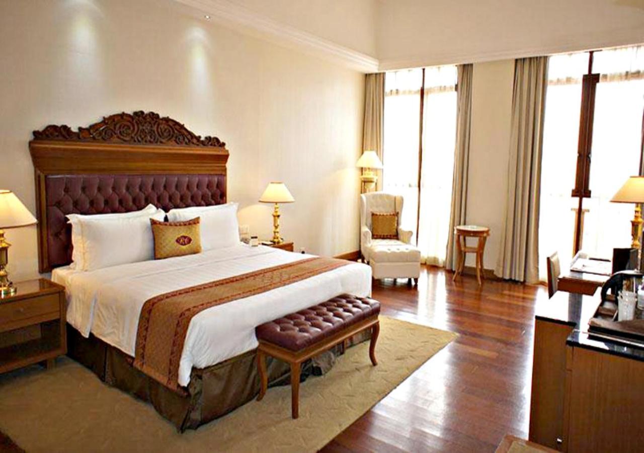 Royale Chulan Kuala Lumpur Hotel Ngoại thất bức ảnh A room at the hotel
