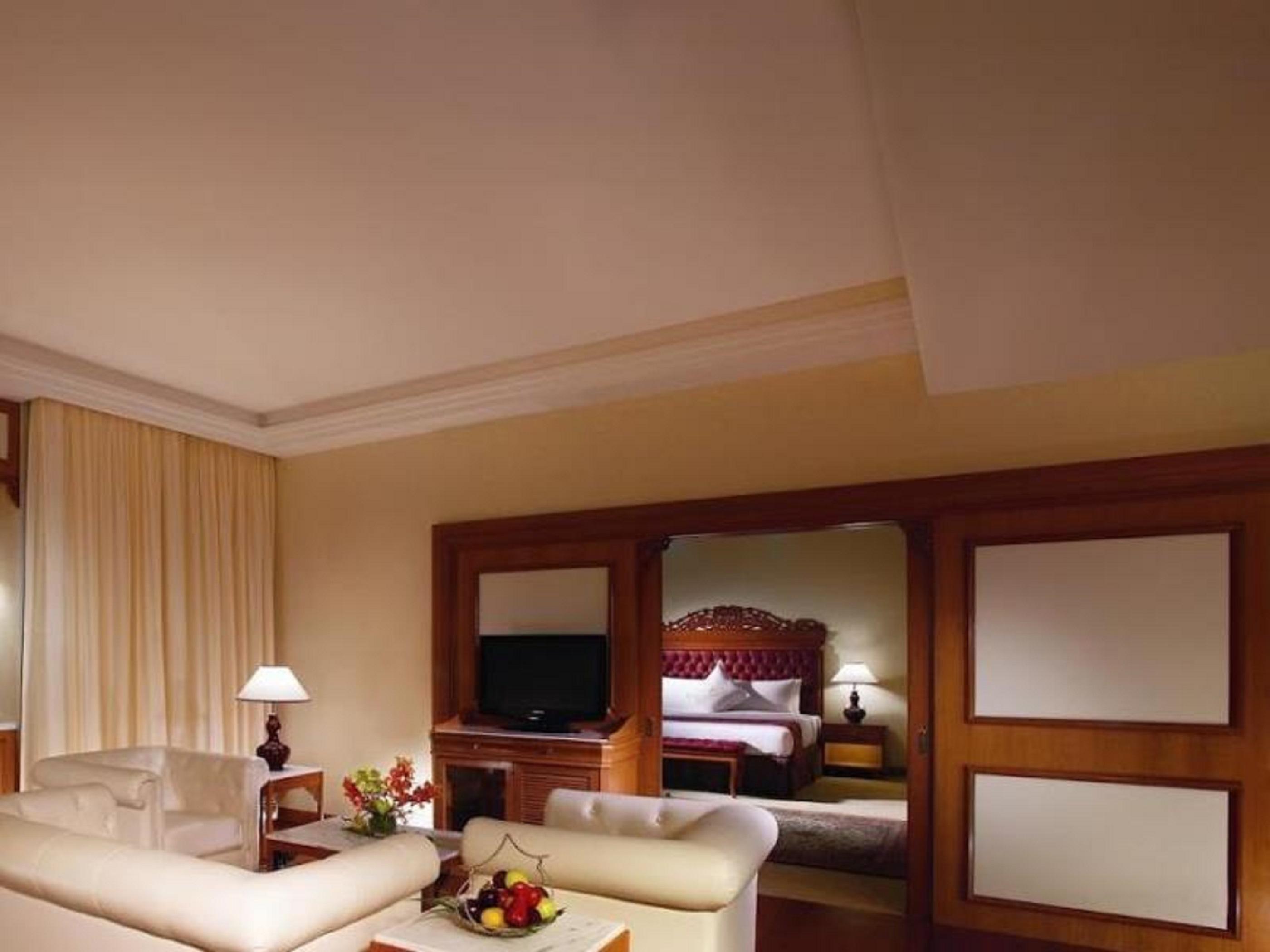 Royale Chulan Kuala Lumpur Hotel Ngoại thất bức ảnh A suite at the hotel