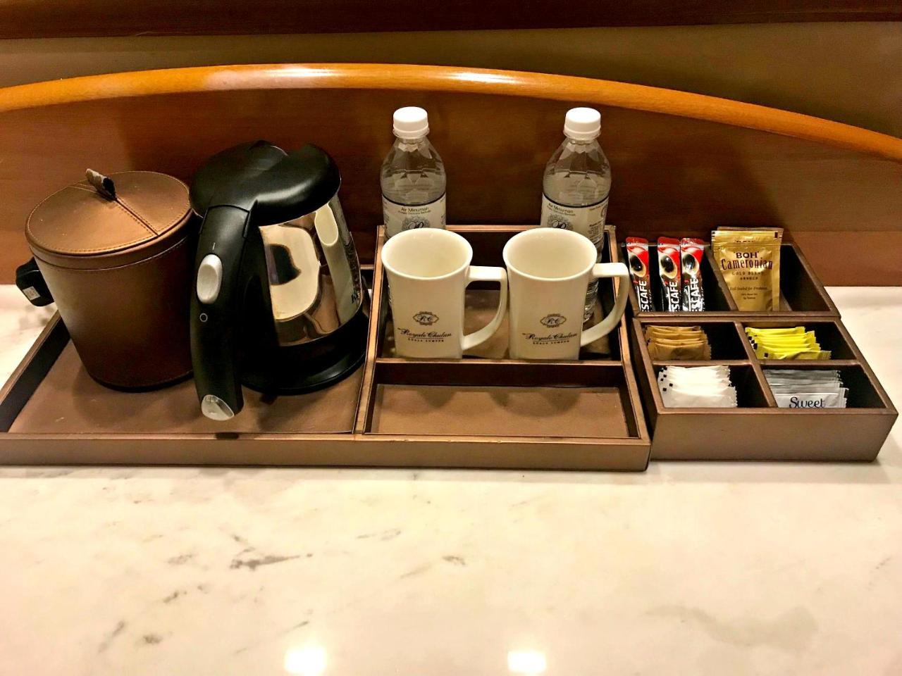 Royale Chulan Kuala Lumpur Hotel Ngoại thất bức ảnh A tea and coffee tray in a hotel room
