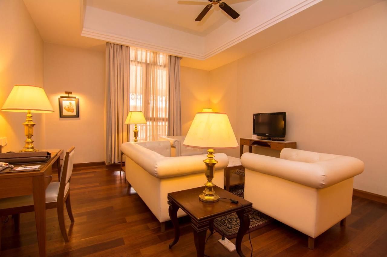 Royale Chulan Kuala Lumpur Hotel Ngoại thất bức ảnh A living room in a hotel suite