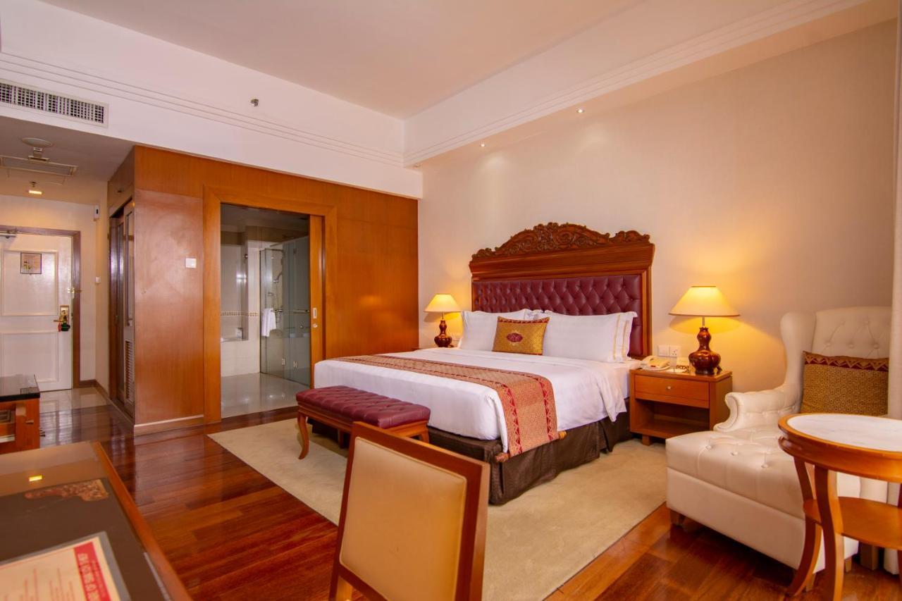 Royale Chulan Kuala Lumpur Hotel Ngoại thất bức ảnh A bedroom at the hotel