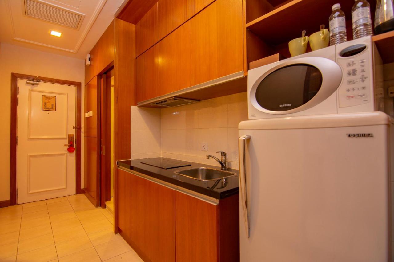 Royale Chulan Kuala Lumpur Hotel Ngoại thất bức ảnh A kitchenette in a hotel room