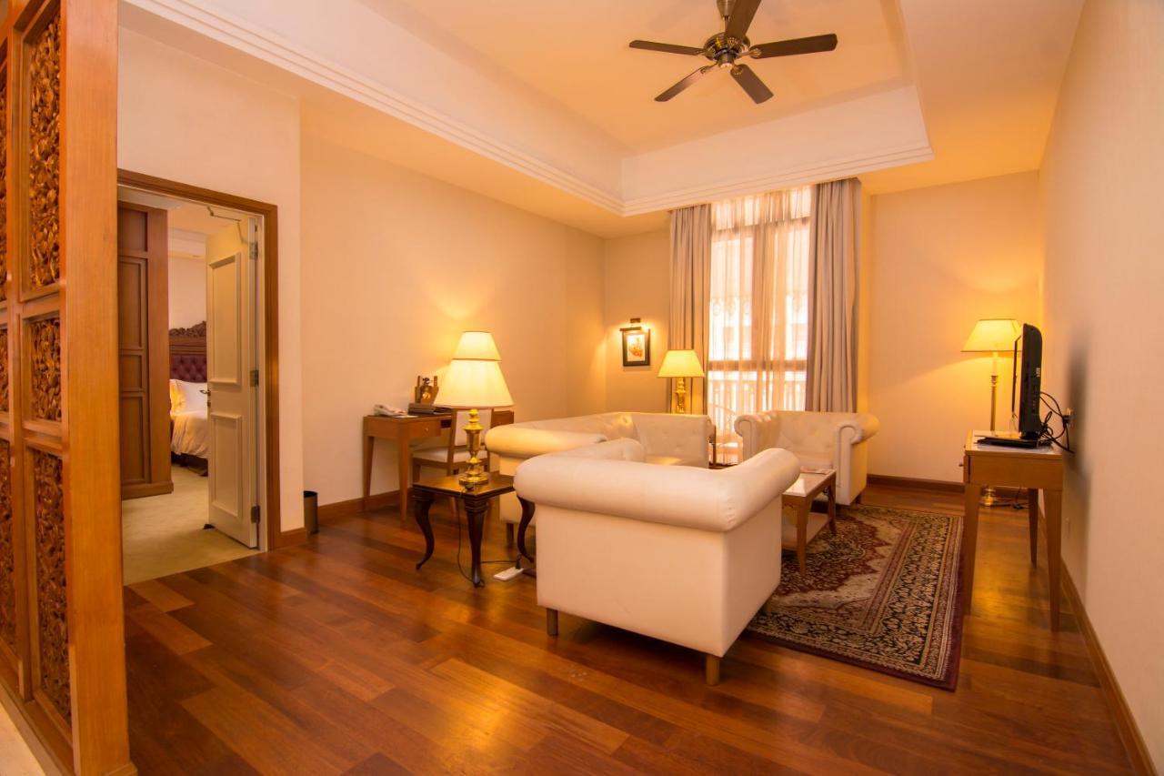Royale Chulan Kuala Lumpur Hotel Ngoại thất bức ảnh A suite at the hotel