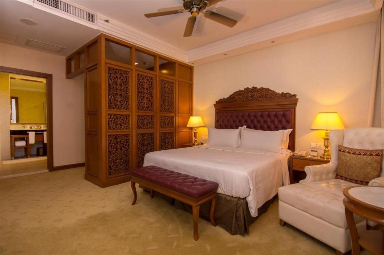 Royale Chulan Kuala Lumpur Hotel Ngoại thất bức ảnh A bedroom at the hotel