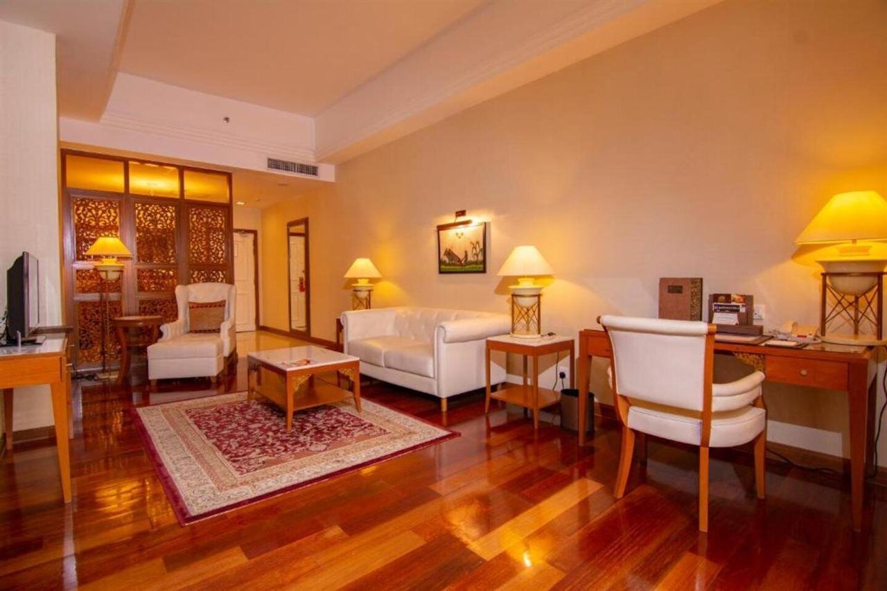 Royale Chulan Kuala Lumpur Hotel Ngoại thất bức ảnh A suite at the Taj Bengal